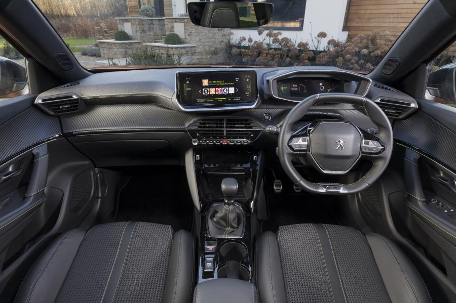 Торпедо Peugeot 2008 GT Line 2020 года  (UK) (фото 8 из 11)